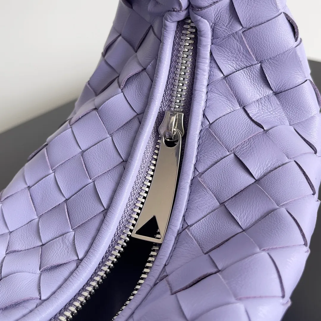 Batch 1120 Bottega veneta͙.——- The latest woven knotted hobo🔥 The top-grade lambskin leather is very soft, the bag shape is unique, practical and durable. It retains the traditional woven elements while being a little more flamboyant ~ Made of hand-woven sheepskin, zipper opening and closing, curved seamless structure, effortless to match. Highly recommended⚠️⚠️⚠️ The most high-end in the market🌈 Welcome to compare [Factory complete package] size: 23x15x5cm.   Model: 651876